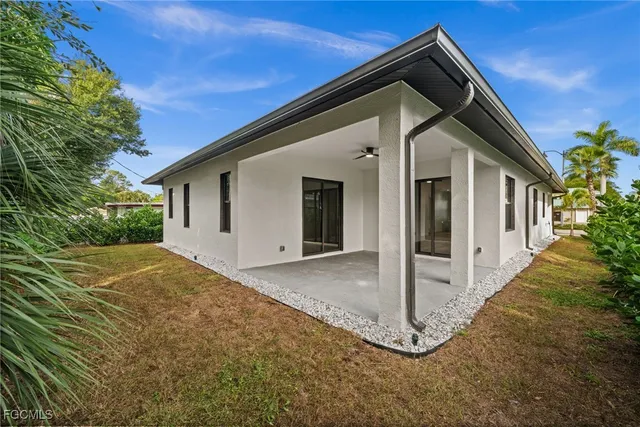 a view of a house with backyard