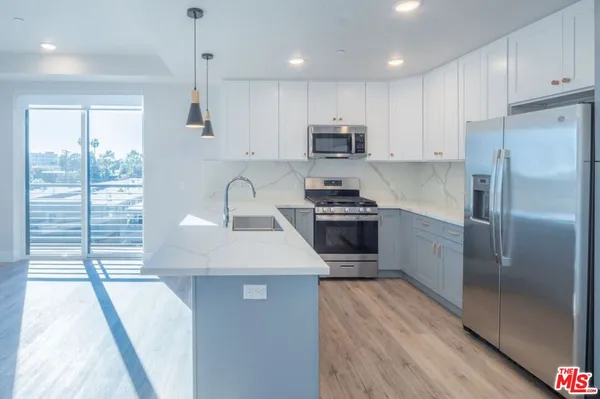 $4,995 | 3672 Jasmine Avenue, Unit 303, Palms, CA 90034