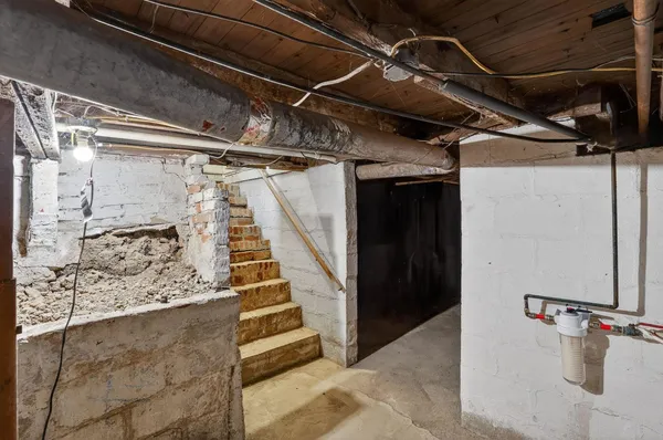 $46,900 | 822 West Kennicott Street, Carbondale, IL 62901