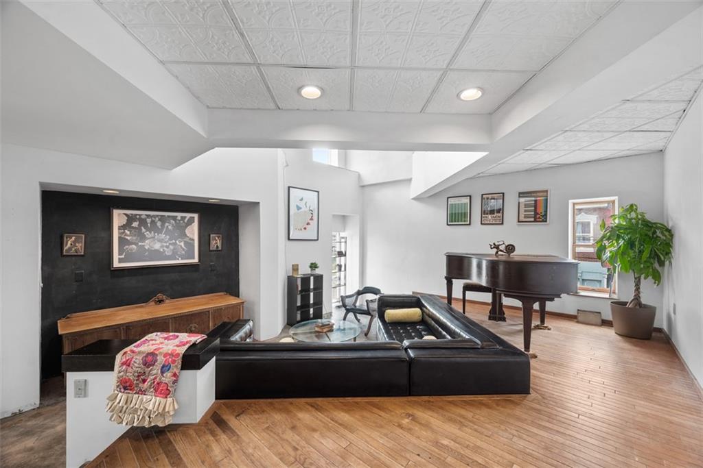 23 Seneca Street Pittsburgh, PA 15219 - Photo 4 of 38 a living room with furniture