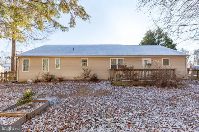 a view of a house with backyard and porch