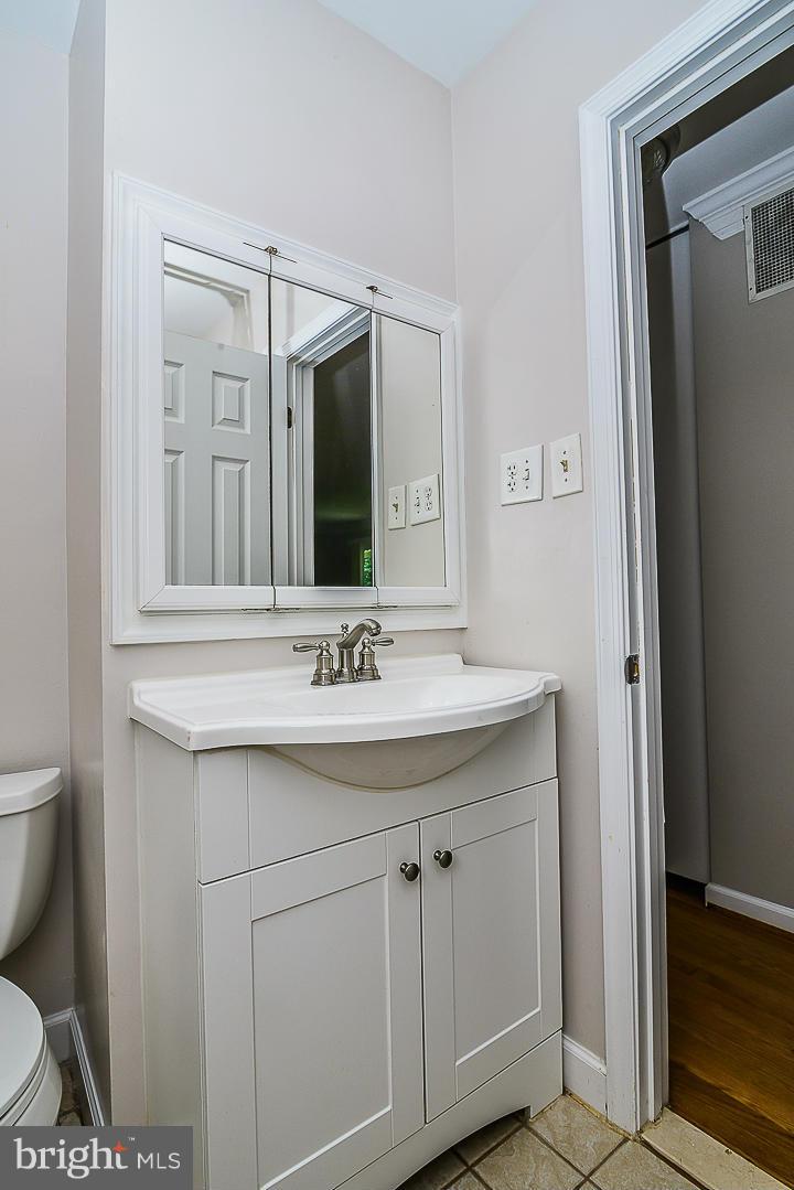 2520 Rambling Road Vienna, VA 22181 - Photo 13 of 22 Bath