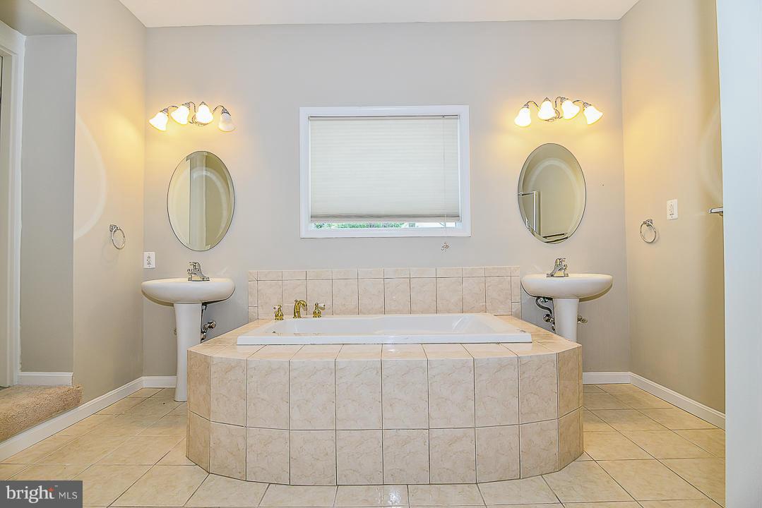 2520 Rambling Road Vienna, VA 22181 - Photo 17 of 22 Bath (Master)