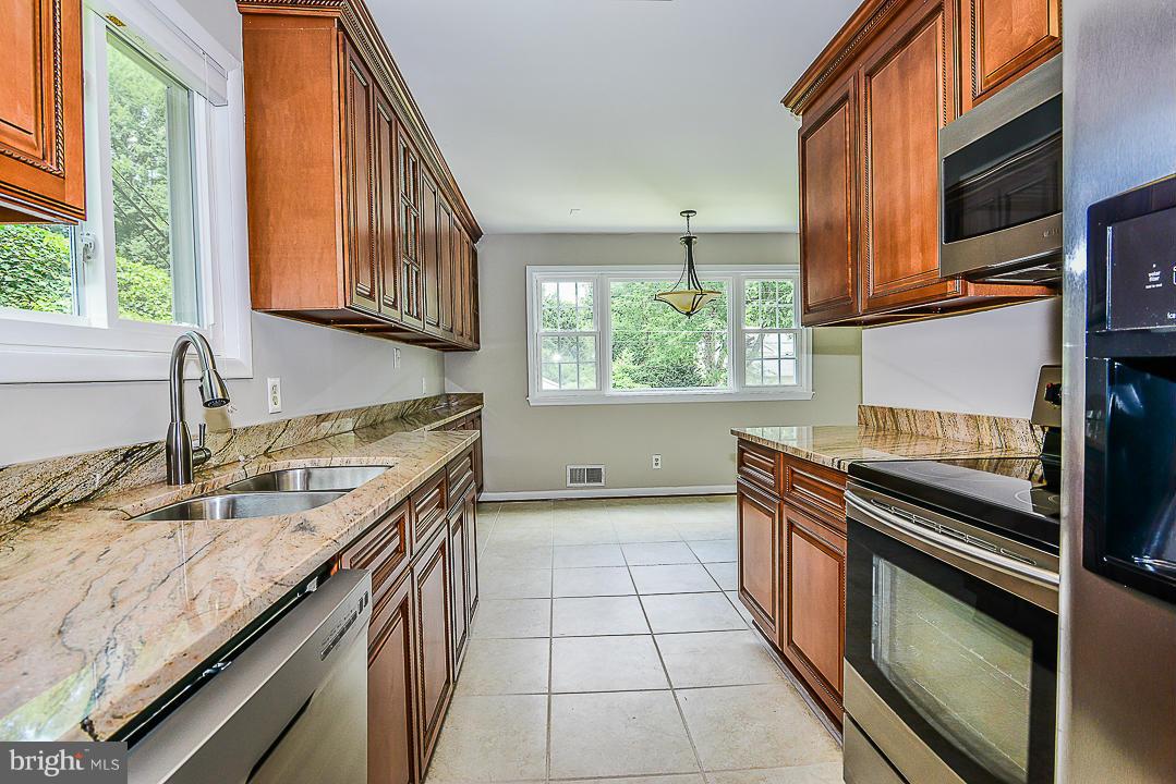 2520 Rambling Road Vienna, VA 22181 - Photo 5 of 22 Kitchen