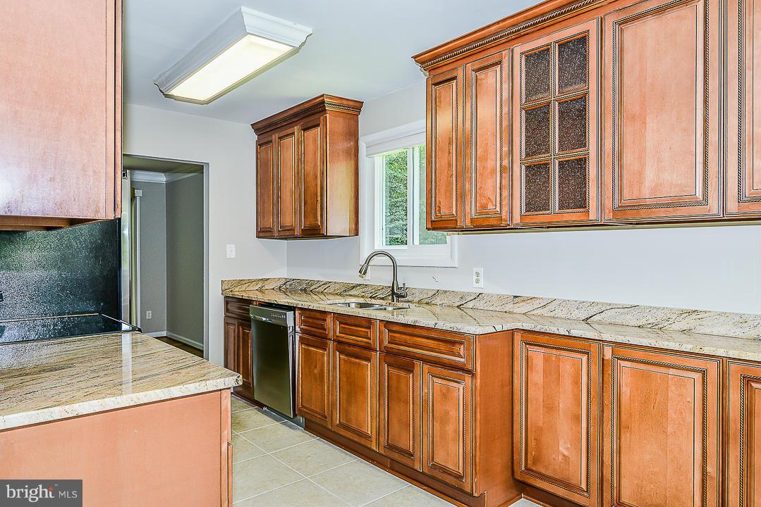 2520 Rambling Road Vienna, VA 22181 - Photo 6 of 22 Kitchen