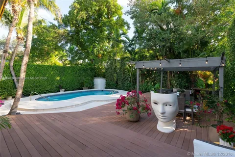 a view of an outdoor space with sitting space