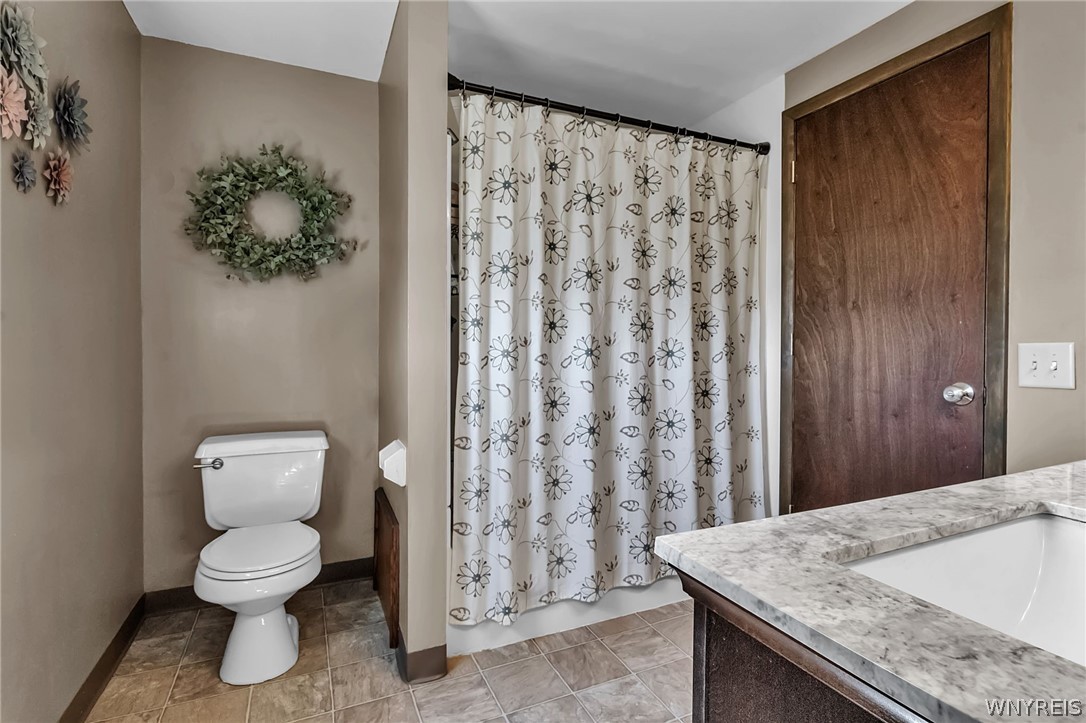 3719 Breckenridge Road Hamburg, NY 14075 - Photo 23 of 27 Full Bathroom / Primary Ensuite