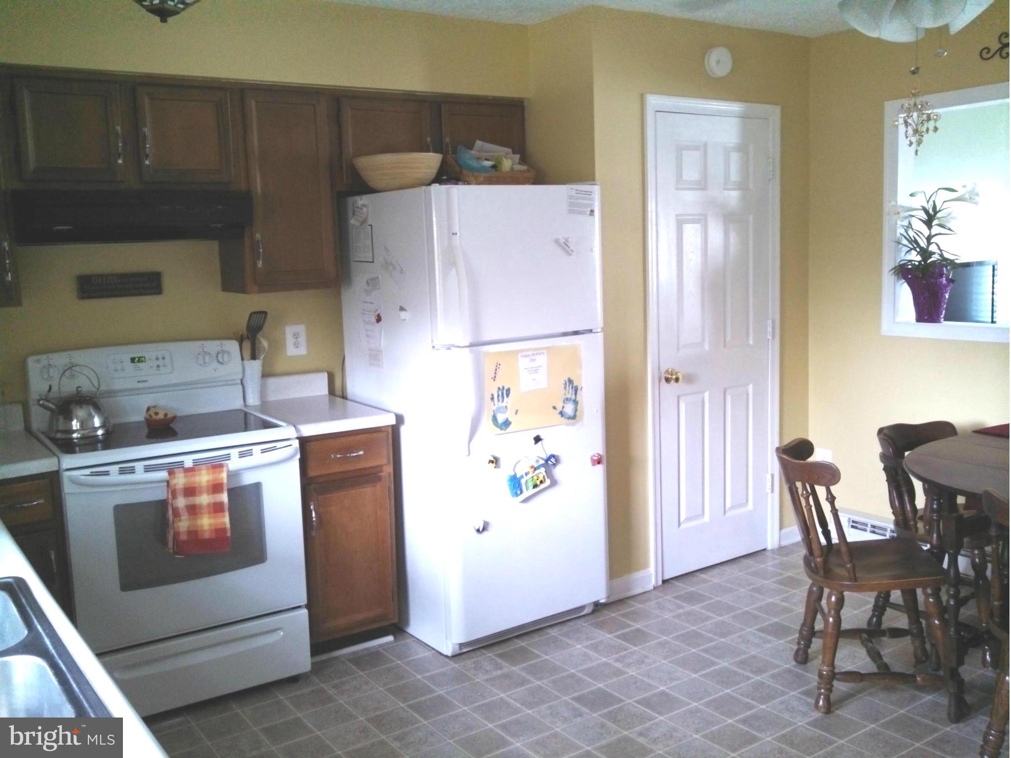 223 Brunswick Road Stephens City, VA 22655 - Photo 4 of 13 Large eat in kitchen