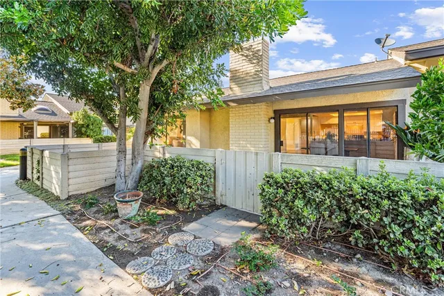 a view of a backyard