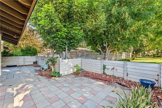 a view of a backyard