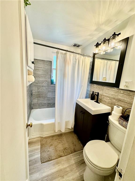 213 Logan Road Bethel Park, PA 15102 - Photo 17 of 47 Renovated main level bath-tub refinishing on 9-20-24