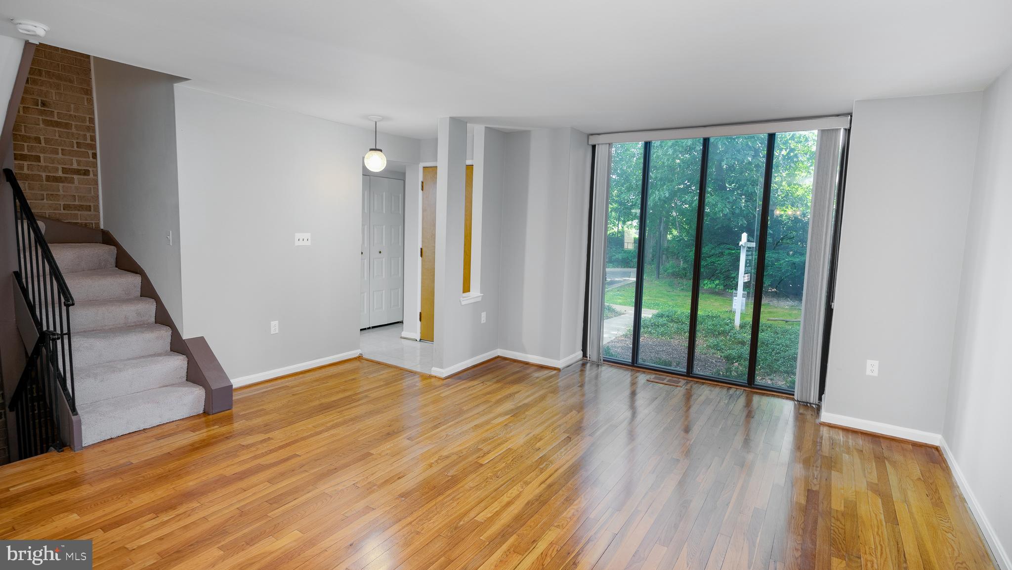 7952 Inverness Ridge Road Potomac, MD 20854 - Photo 4 of 35 Living room