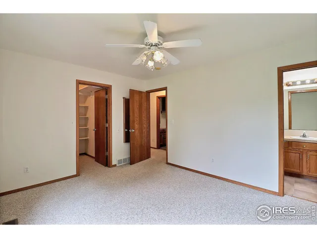a view of room with ceiling fan