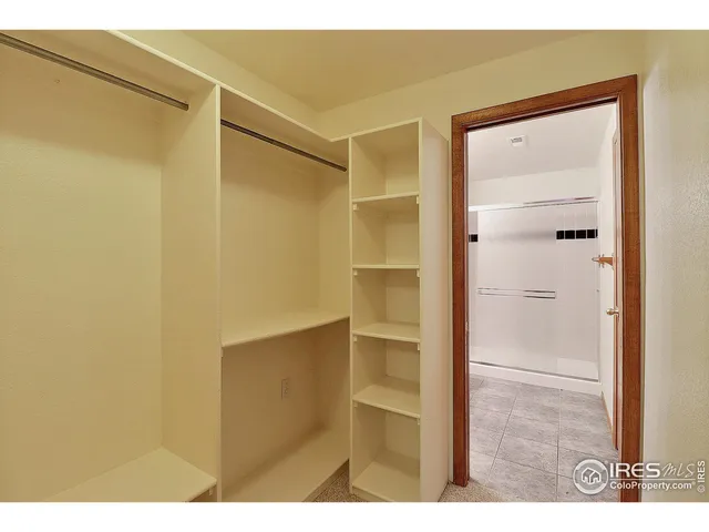 a view of yard with green space