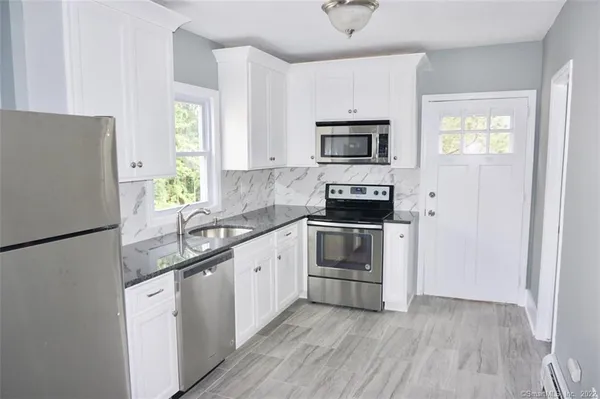 $1,700 | 15 Crofut Place, Unit 1, Danbury, CT 06810
