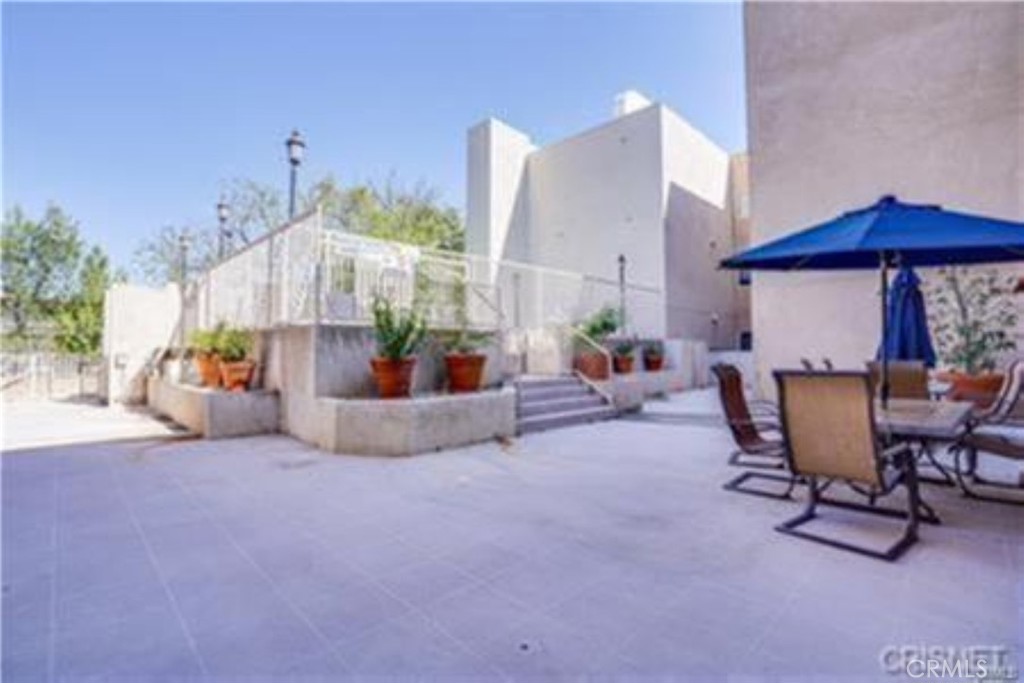 9610 Zelzah Avenue, Unit 310 Northridge, CA 91325 - Photo 20 of 32 a view of a chairs and table in the back yard of the house
