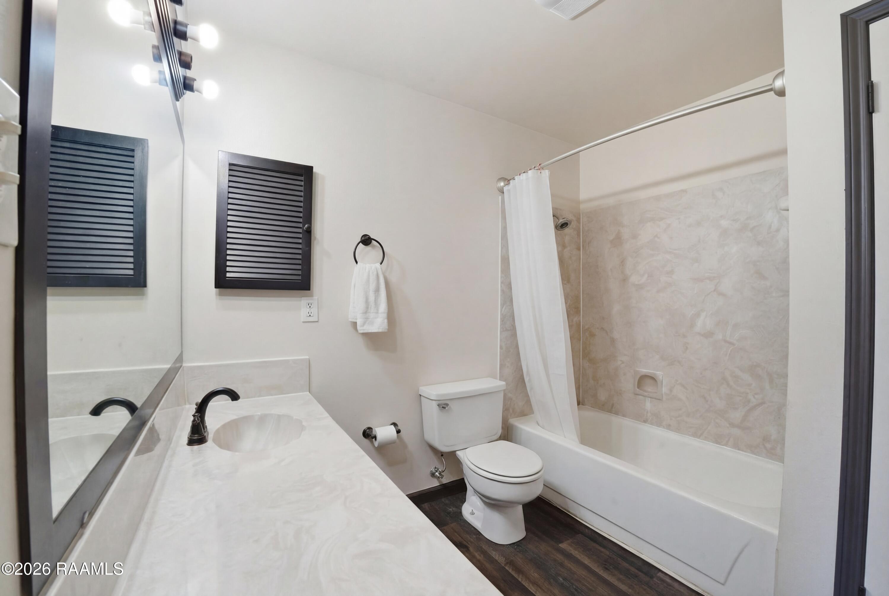 701 South College Road, Unit 307 Lafayette, LA 70503 - Photo 9 of 12 Full Bath