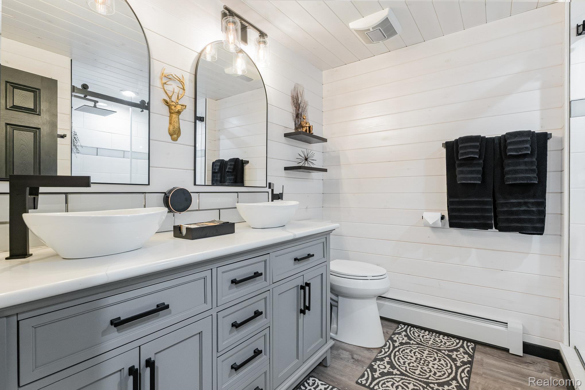 2380 Islanders Way Gladwin, MI 48624 - Photo 22 of 48 Full bathroom 1 of 3 - First Floor