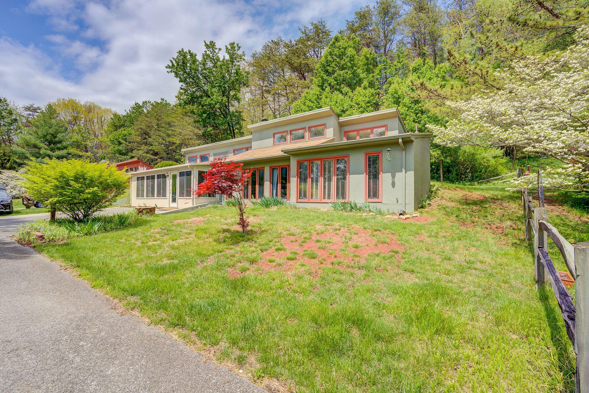 6210 Merriman Road Roanoke, VA 24018 - Photo 2 of 23 6Dybf_l8