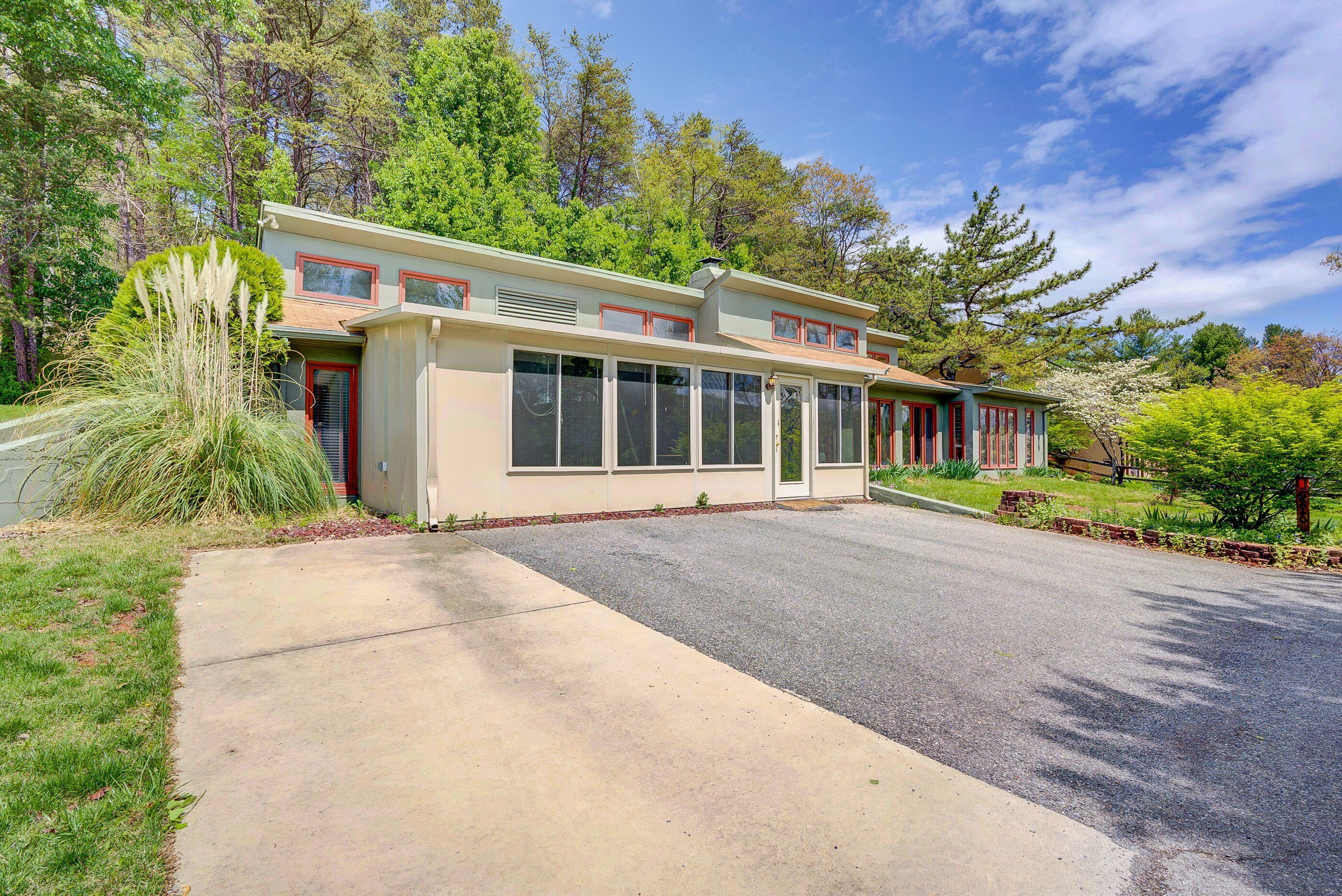 6210 Merriman Road Roanoke, VA 24018 - Photo 3 of 23 Y9ZiZUjg