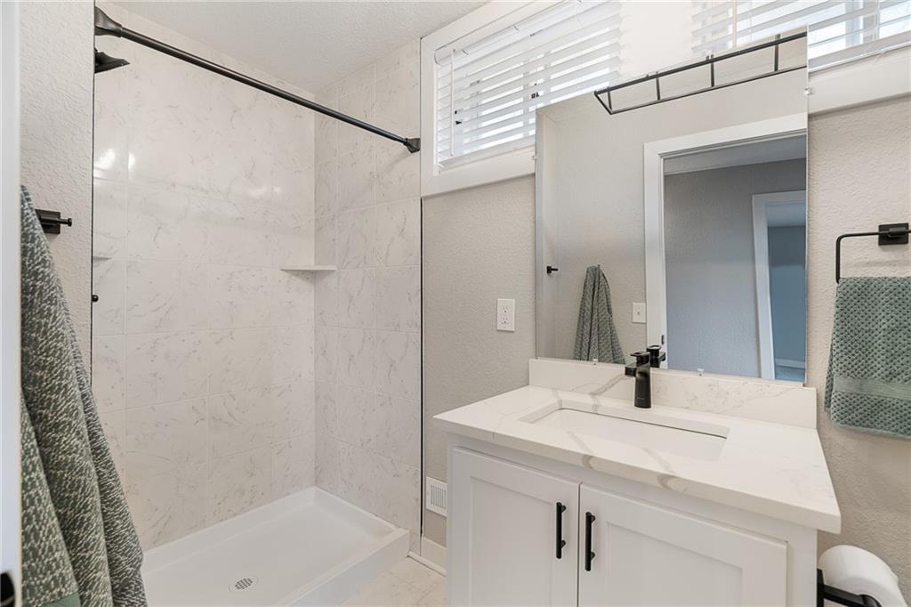 8320 Kickapoo Street De Soto, KS 66018 - Photo 14 of 29