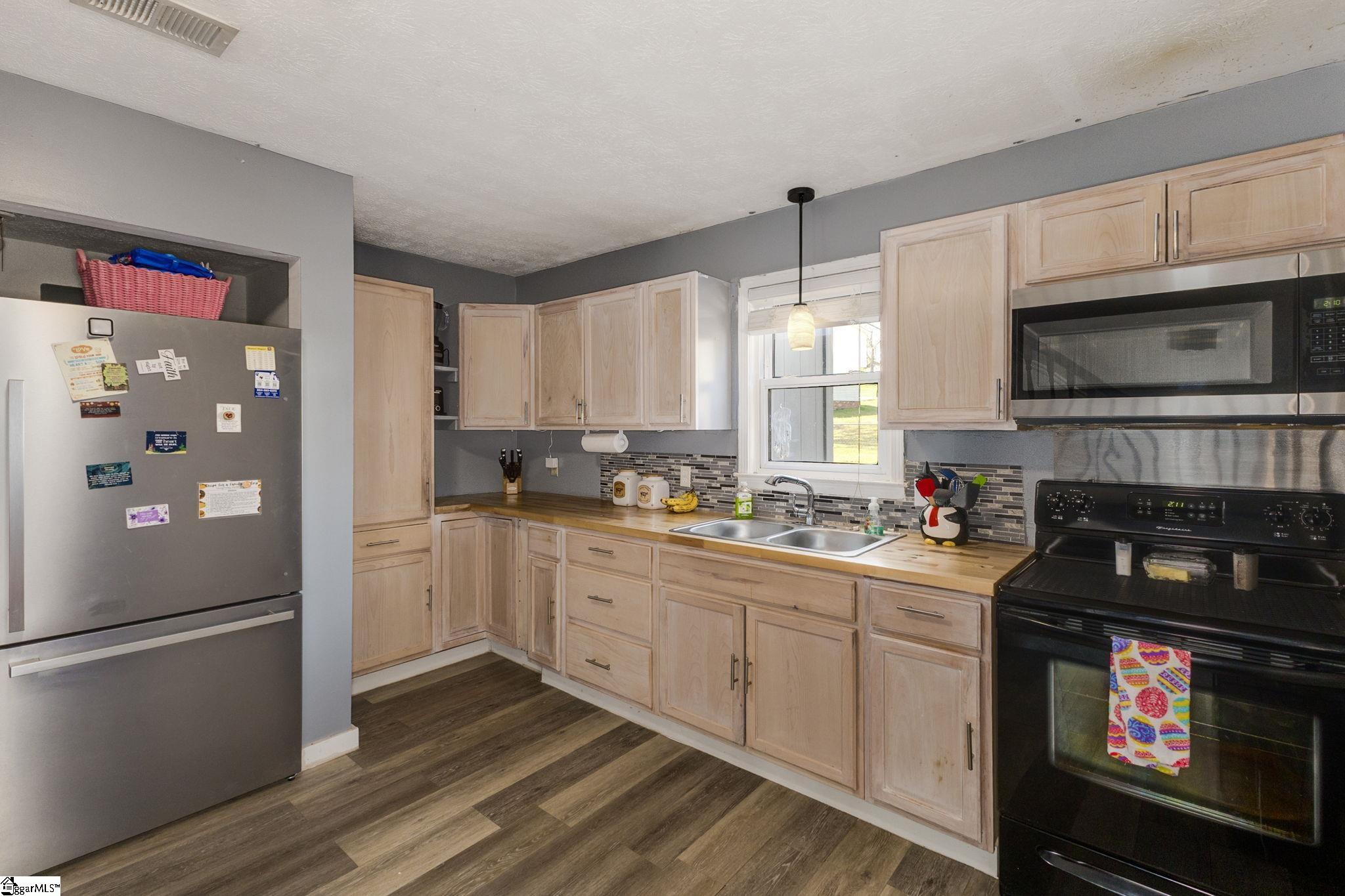 926 Smith Grove Road Easley, SC 29640 - Photo 8 of 20