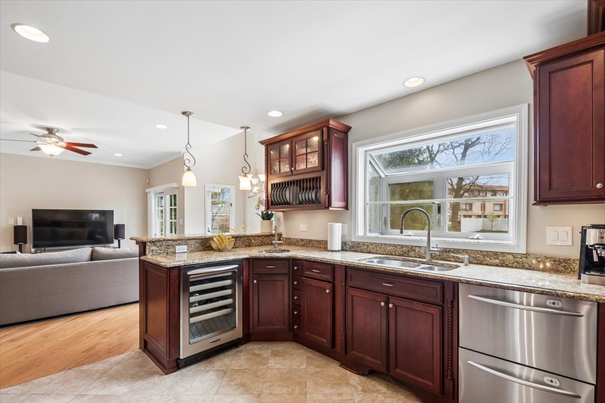 291 Lionel Road Riverside, IL 60546 - Photo 8 of 32 Gallery Image 8