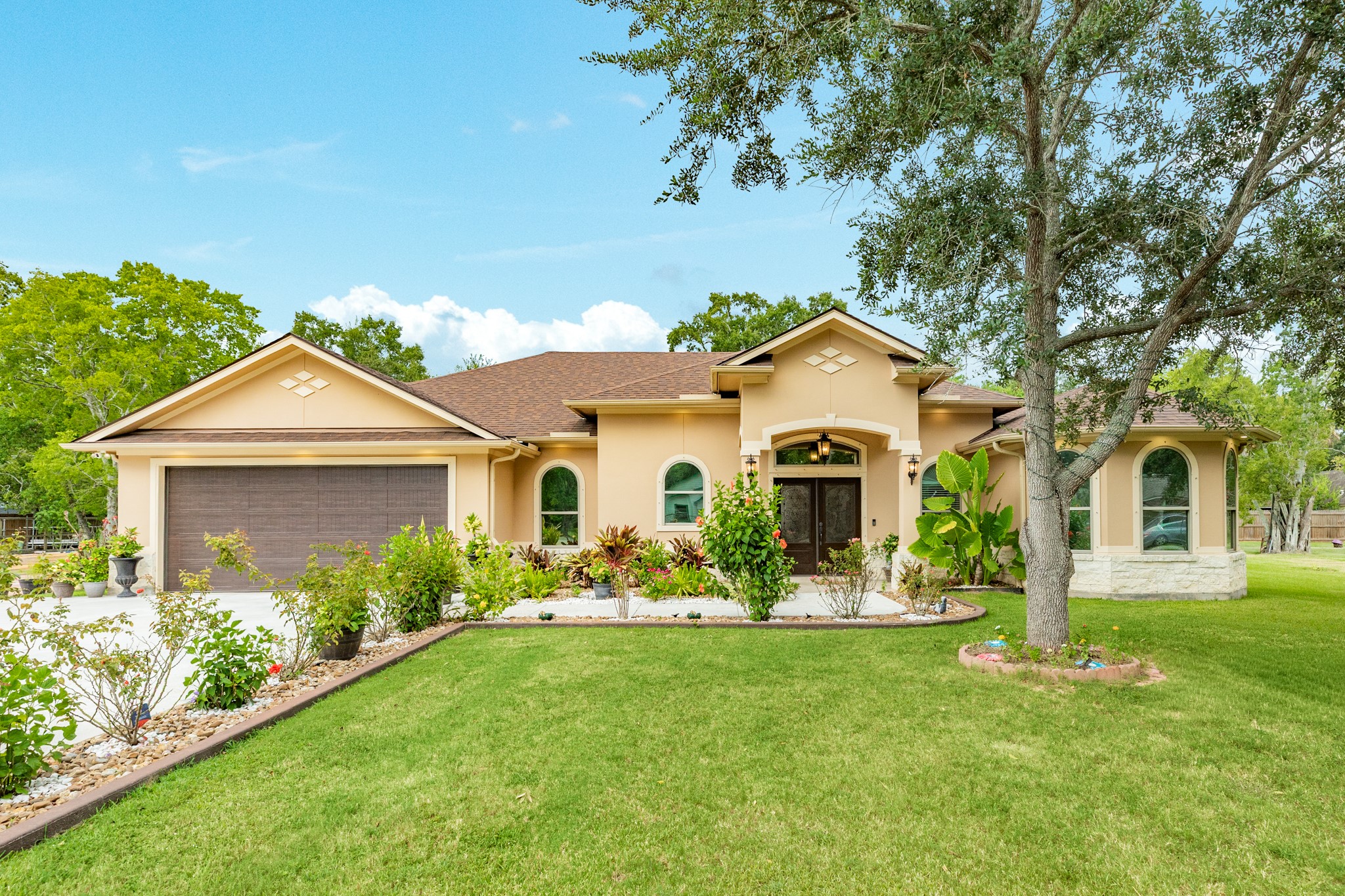 309 Hickman Lane Angleton, TX 77515 - Photo 1 of 37 Gallery Image 1