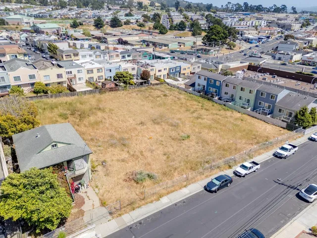 a view of residential houses with outdoor space