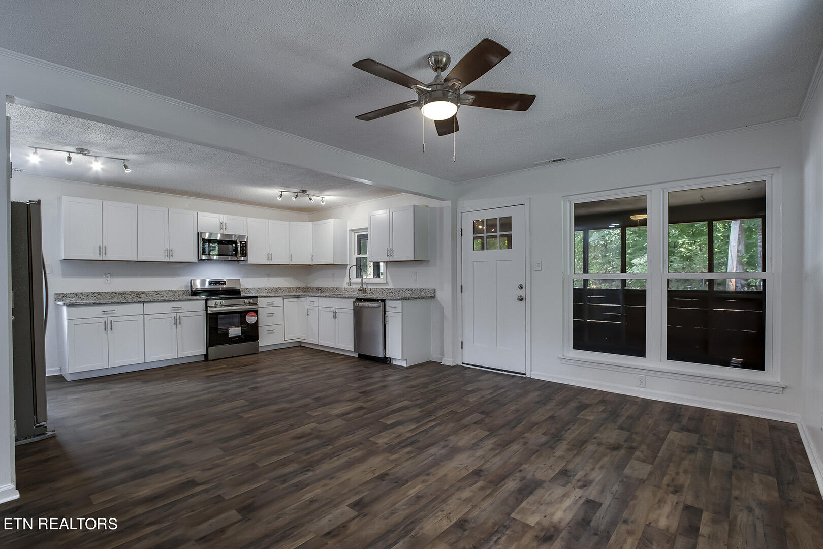 293 Jackson Drive Decatur, TN 37322 - Photo 9 of 30 09_JacksonLane_293_Living03