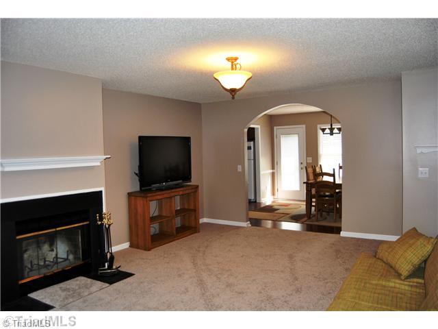 4625 Fieldspring Road Clemmons, NC 27012 - Photo 2 of 13 Living Room.