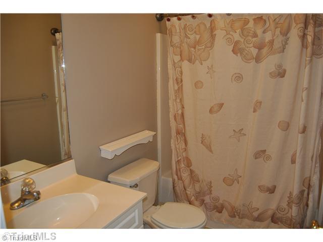 4625 Fieldspring Road Clemmons, NC 27012 - Photo 9 of 13 Bath.