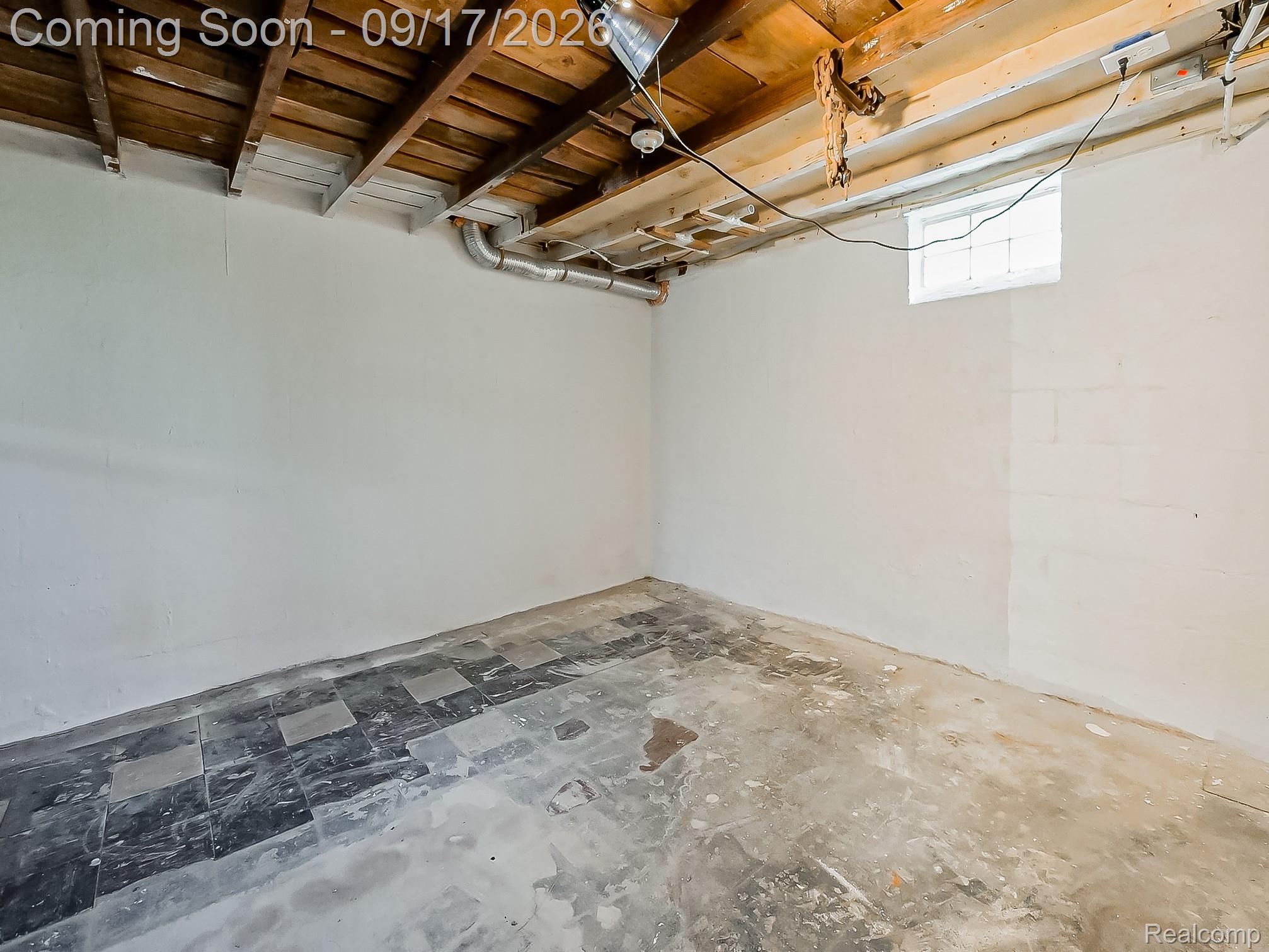 14102 Toepfer Road Warren, MI 48089 - Photo 24 of 39 Exposed wood ceiling joists and beams