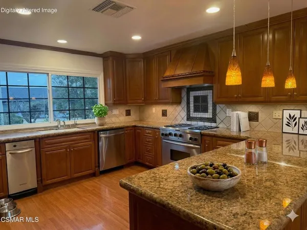$1,340,000 | 10111 Oak Park Avenue, Northridge, CA 91325