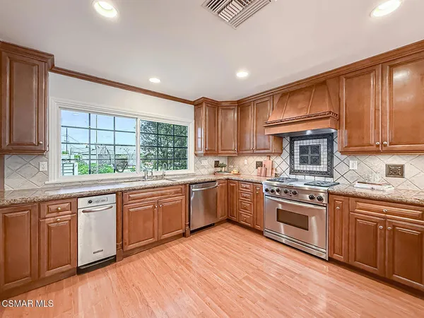 $1,340,000 | 10111 Oak Park Avenue, Northridge, CA 91325