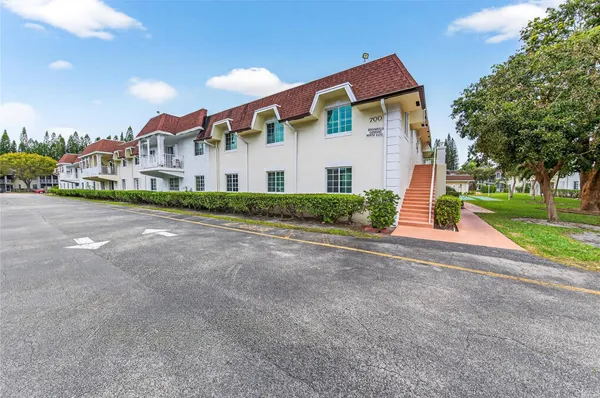 $2,300 | 700 Southeast 2nd Avenue, Unit 318, Deerfield Beach, FL 33441