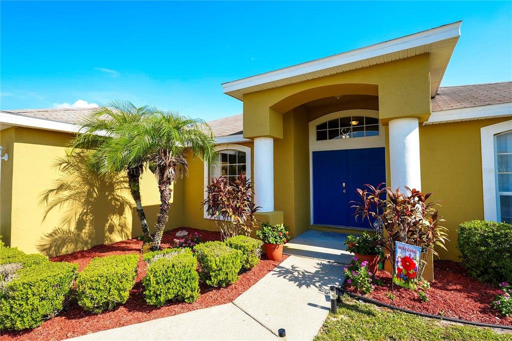 1070 Summer Glen Drive Winter Haven, FL 33880 - Photo 4 of 40 a front view of a house with a yard