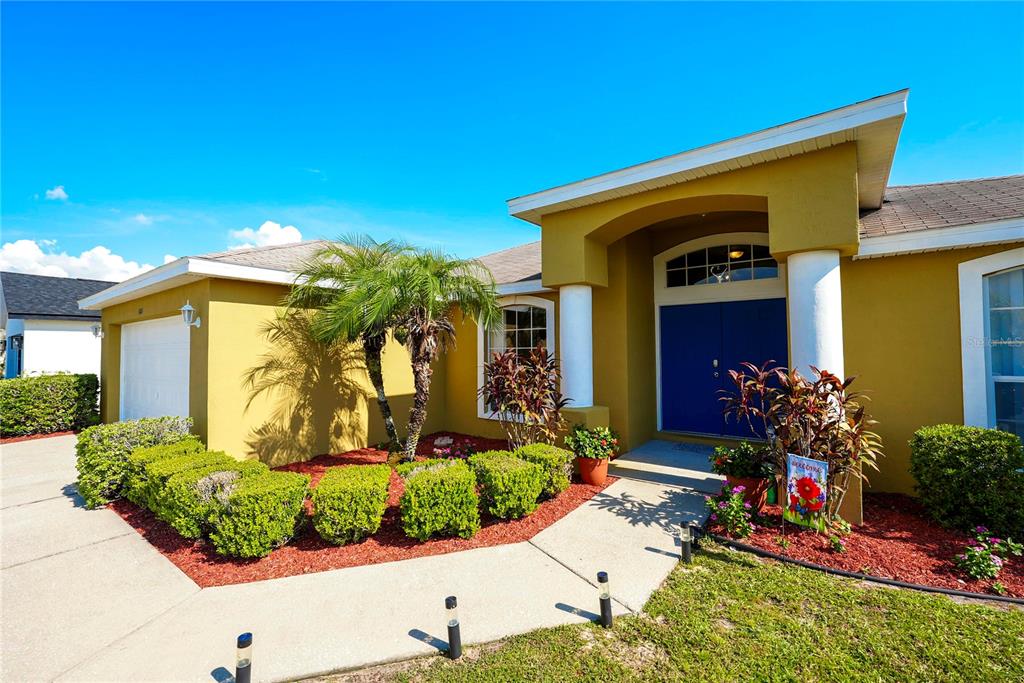 1070 Summer Glen Drive Winter Haven, FL 33880 - Photo 5 of 40 a front view of a house with a yard