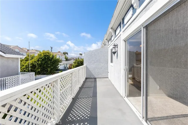 $4,860 | 1421 12th Street, Unit 4, Manhattan Beach, CA 90266