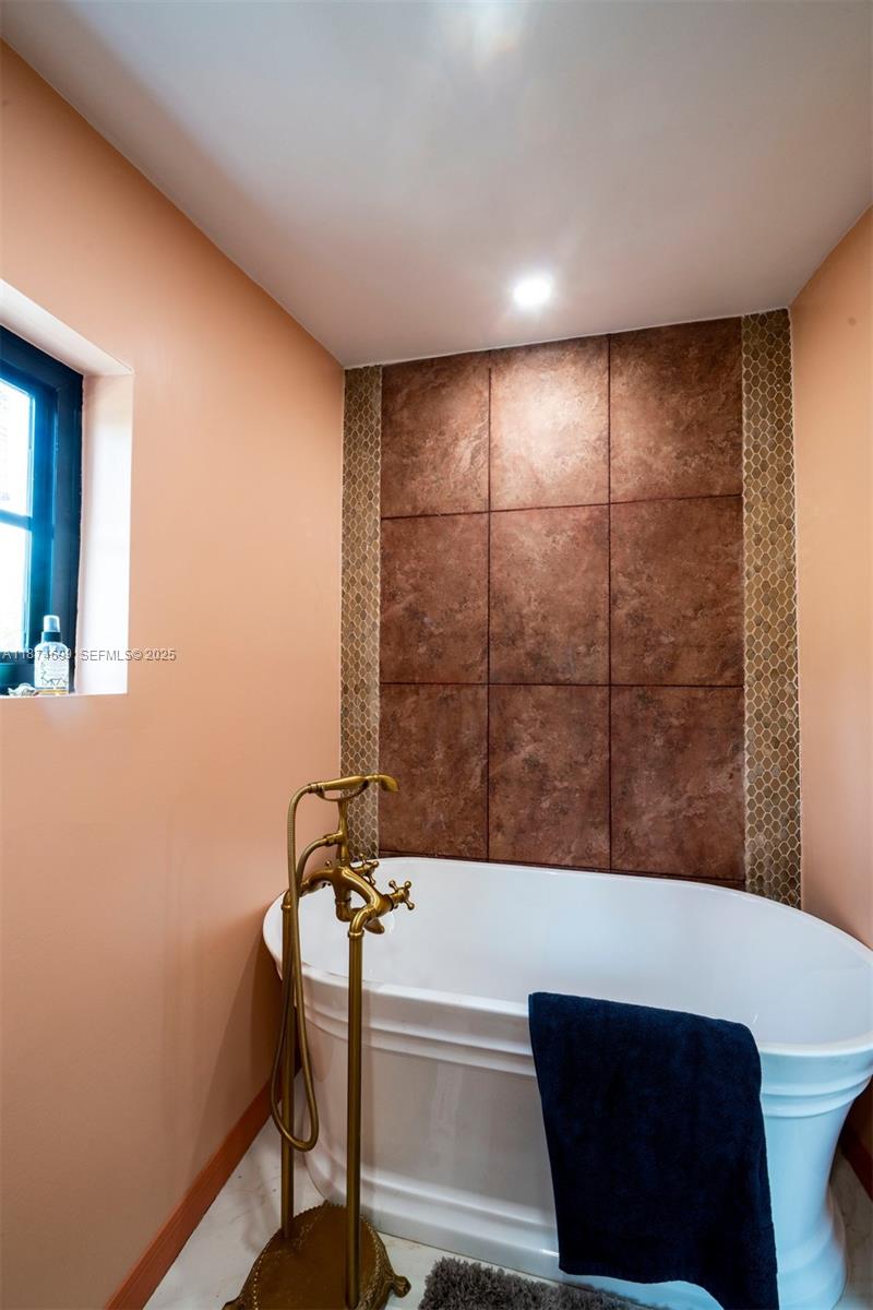 5149 Alton Road Miami Beach, FL 33140 - Photo 31 of 39