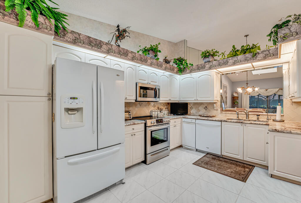 6459 Mill Pointe Circle Delray Beach, FL 33484 - Photo 12 of 44 09