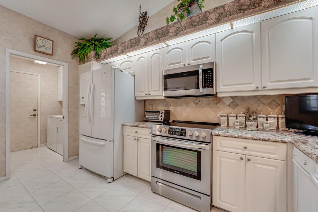 6459 Mill Pointe Circle Delray Beach, FL 33484 - Photo 13 of 44 08