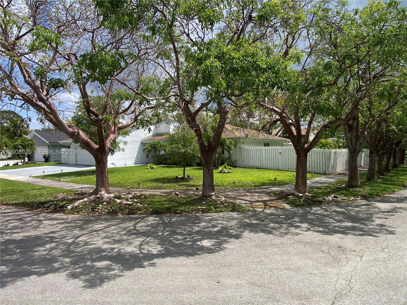 11121 Southwest 110th Road, Unit 11121 Miami, FL 33176 - Photo 4 of 33