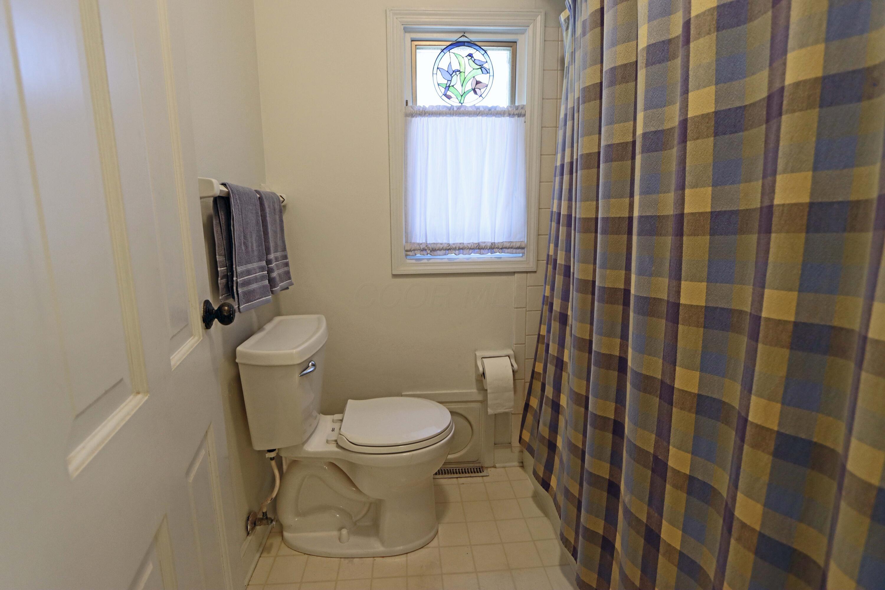 3969 Newhall Road Upper Arlington, OH 43220 - Photo 43 of 82 separate tub and toilet in the hall bathroom