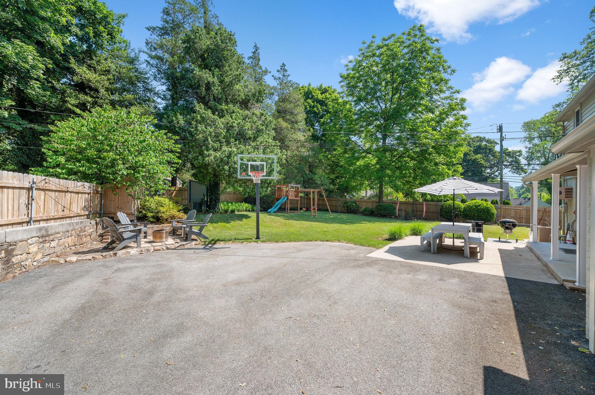 493 School Lane Wayne, PA 19087 - Photo 29 of 40 Spacious driveway for car and play area