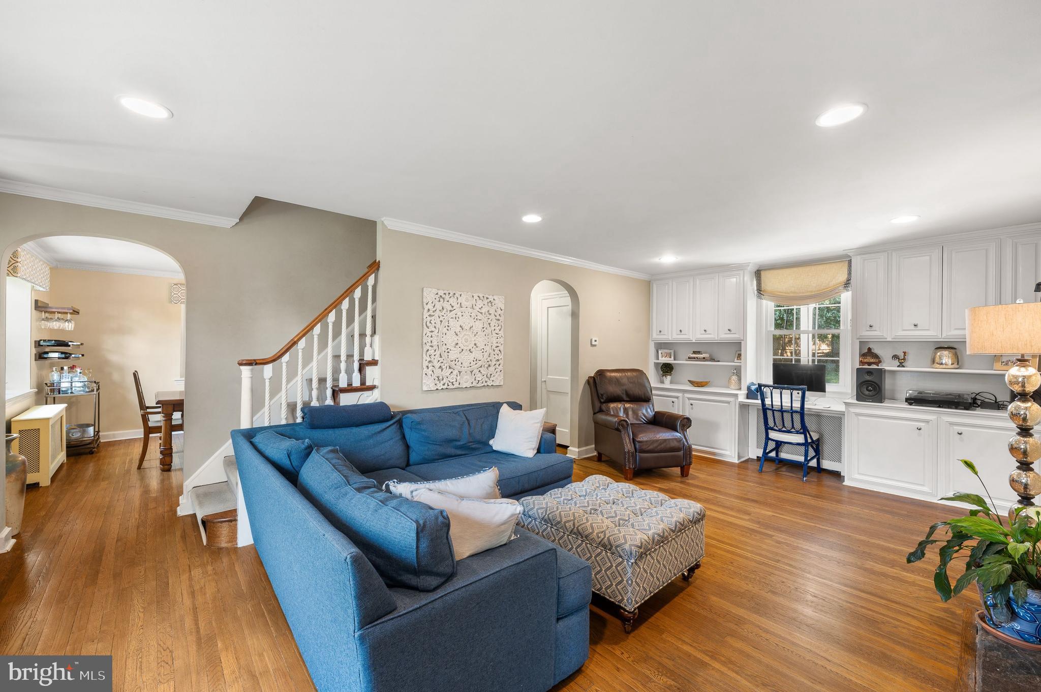 493 School Lane Wayne, PA 19087 - Photo 3 of 40 Inviting living room entryway