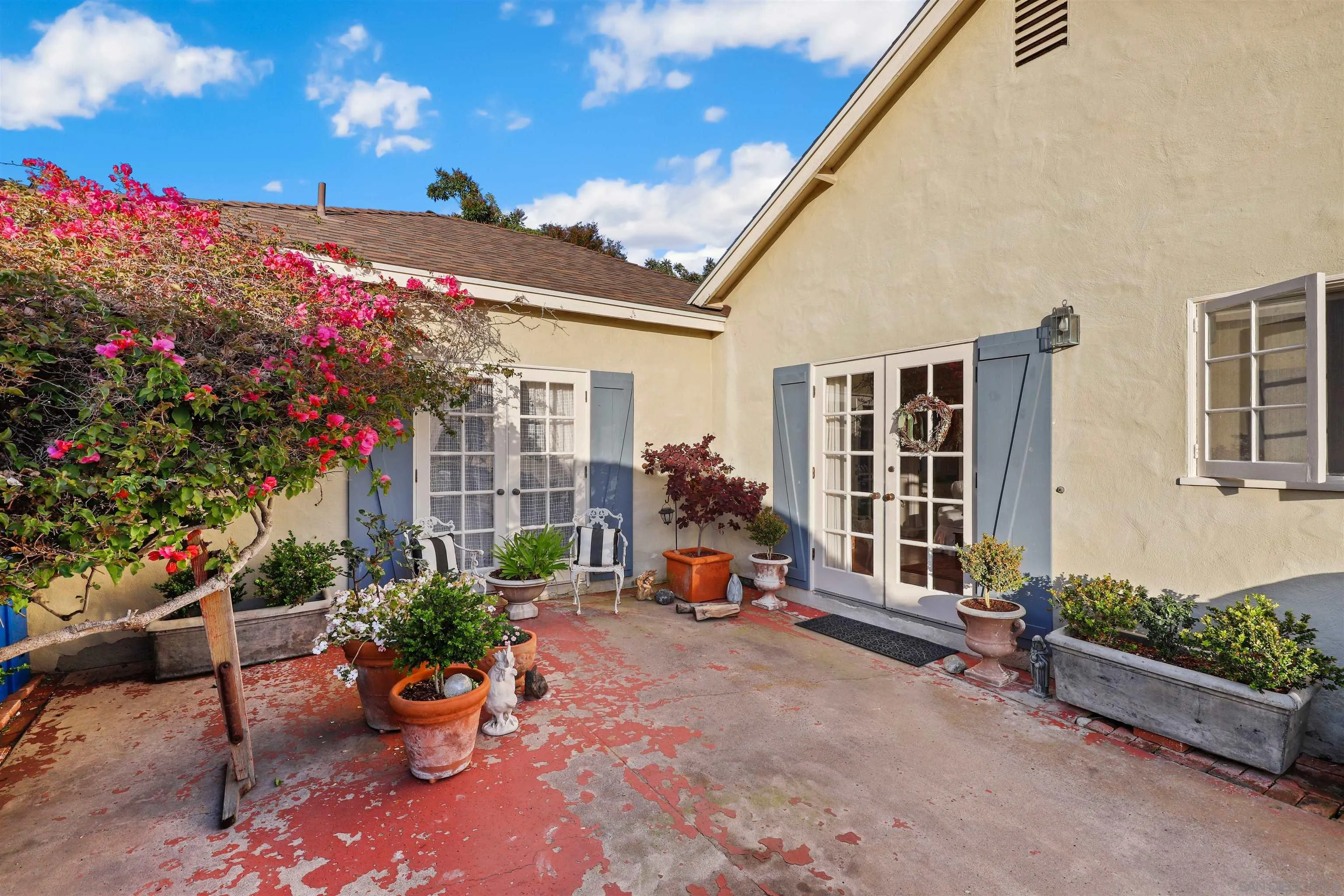 6029 Waverly Avenue La Jolla, CA 92037 - Photo 30 of 48 a living room filled with furniture and a potted plant