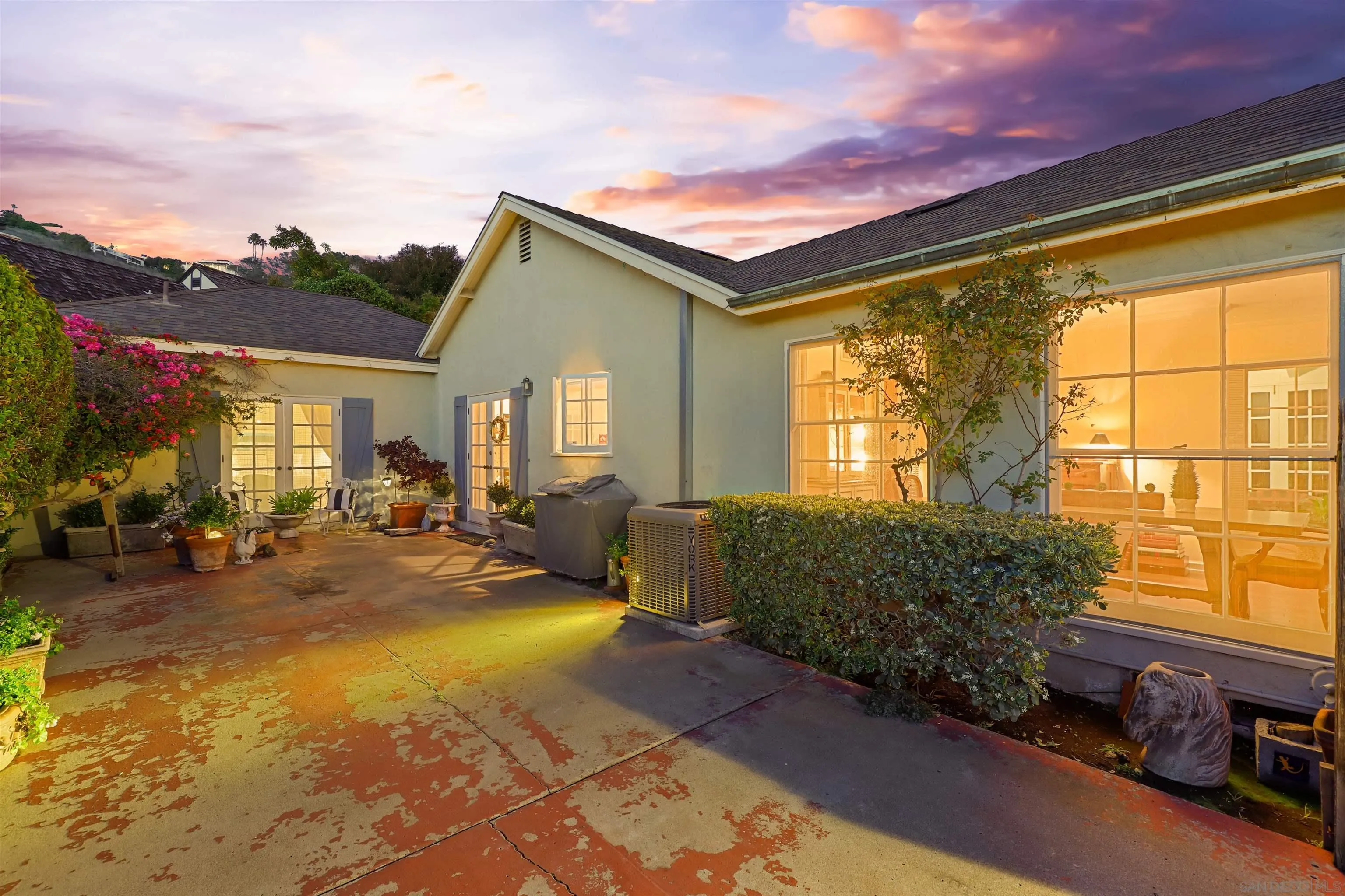 6029 Waverly Avenue La Jolla, CA 92037 - Photo 5 of 48 a living room with furniture and a large window