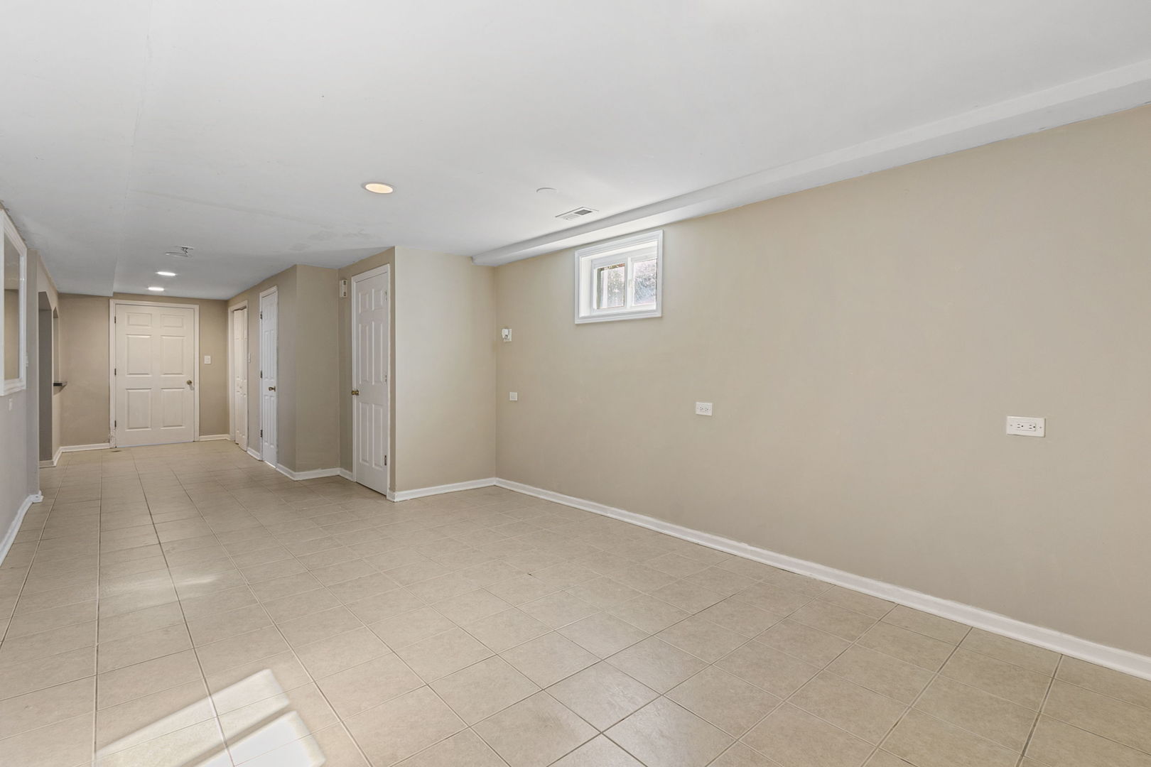 8152 Mayfield Avenue Burbank, IL 60459 - Photo 19 of 21 a view of an empty room