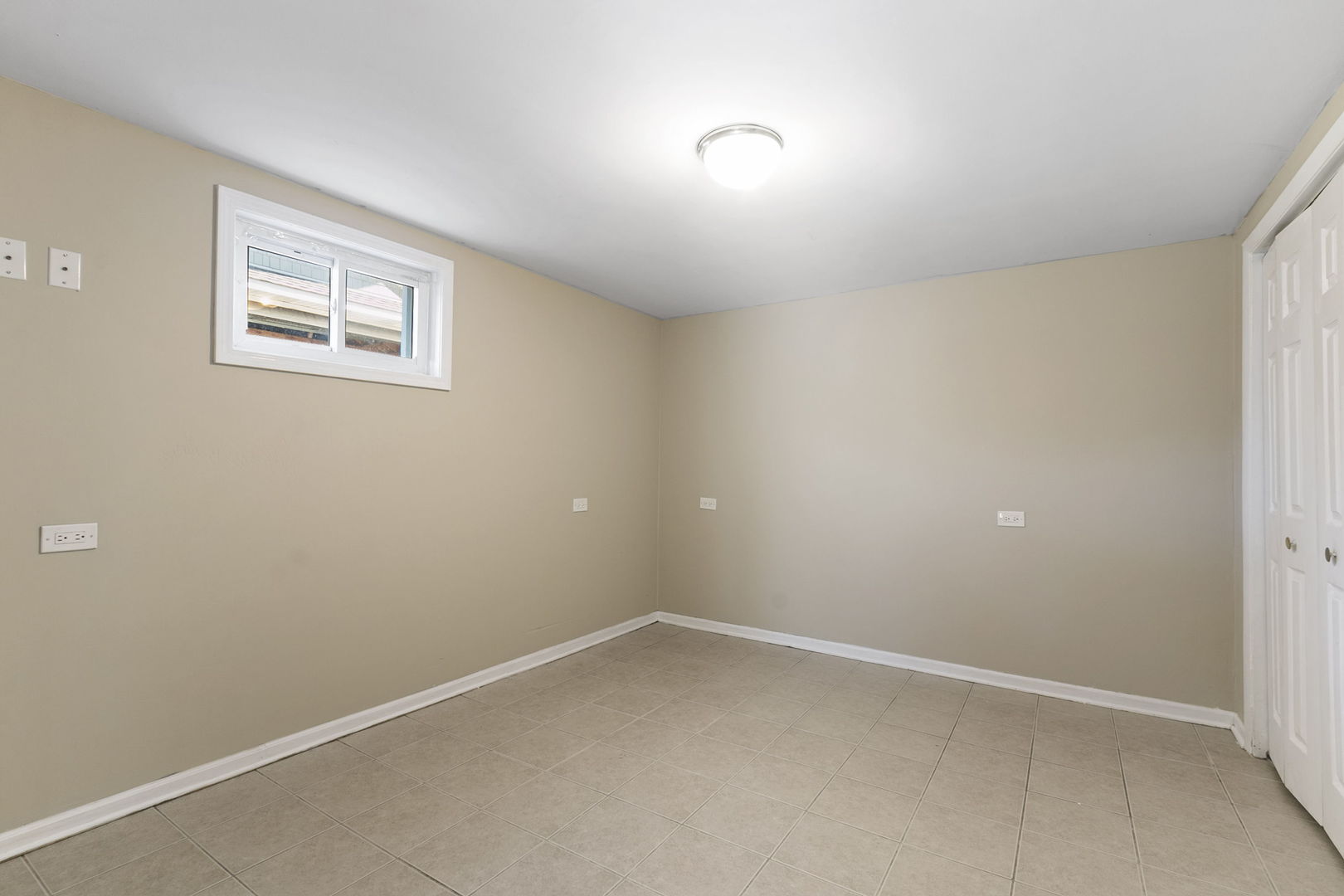 8152 Mayfield Avenue Burbank, IL 60459 - Photo 20 of 21 an empty room with a window